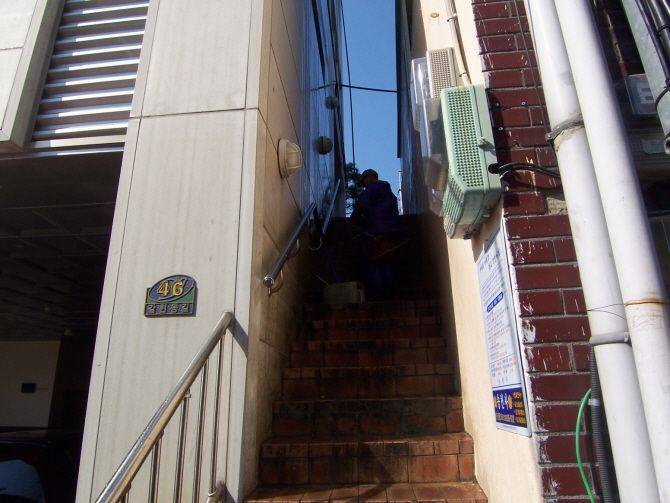 갈현1 동사무소 외벽청소중