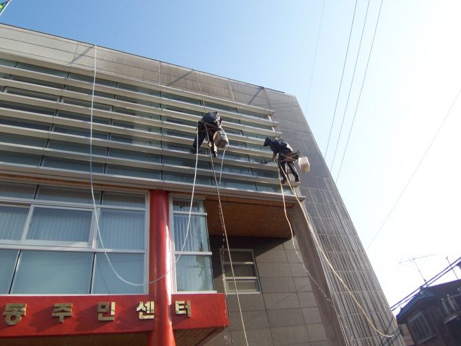 구산동 동사무소 외벽청소 중