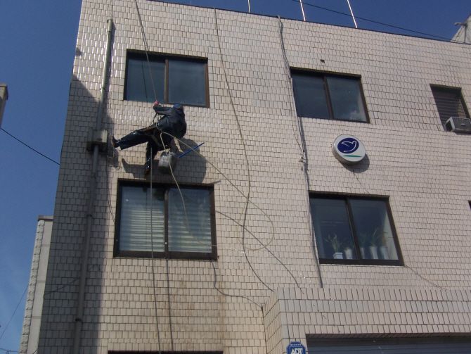 녹번동사무소 외벽청소 중