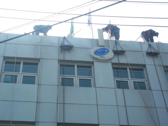 대조동사무소 외벽청소 중