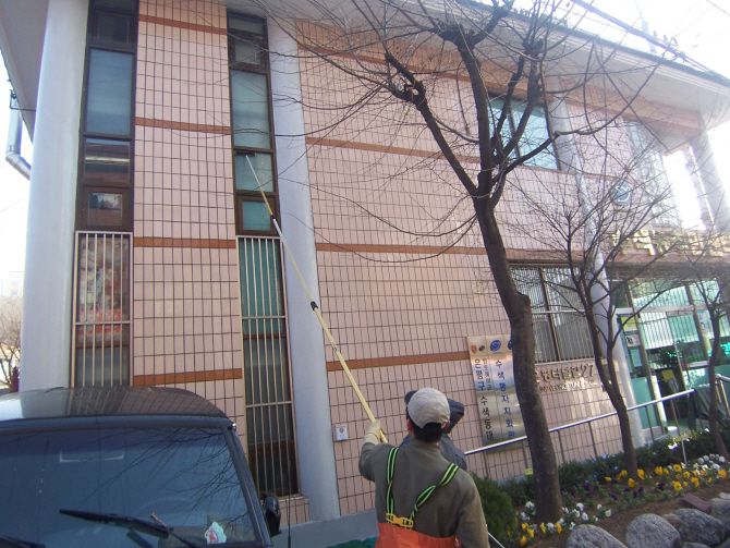 수색동사무소 외벽청소 중