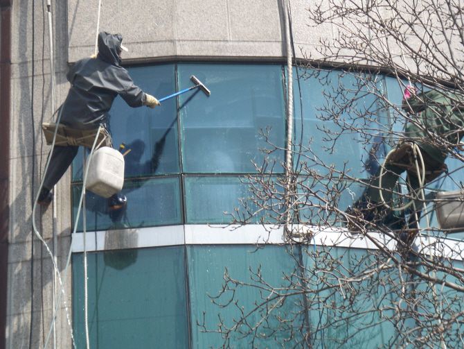 역촌동사무소 외벽청소 중