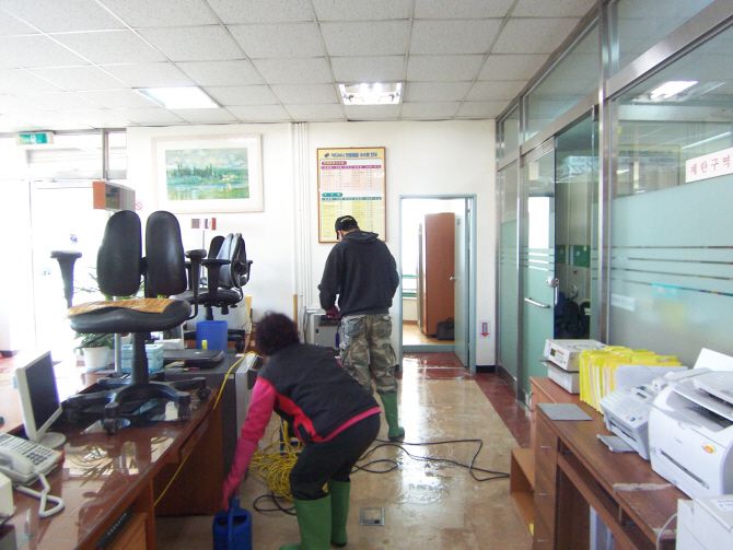 응암1동사무소 외벽청소중