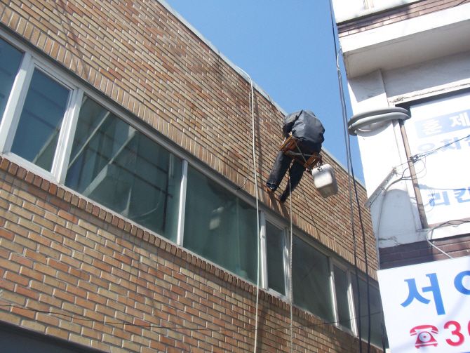 증산동사무소 외벽청소 중