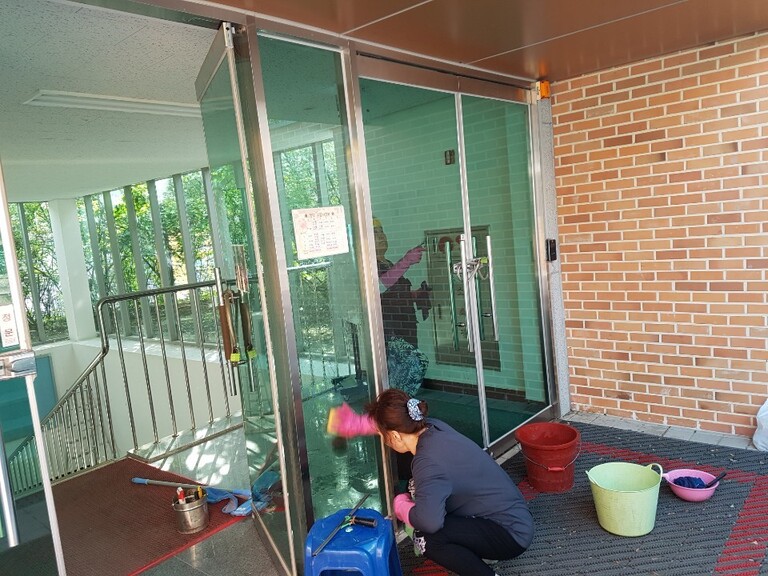 대은초등학교 체육관 내부 대청소