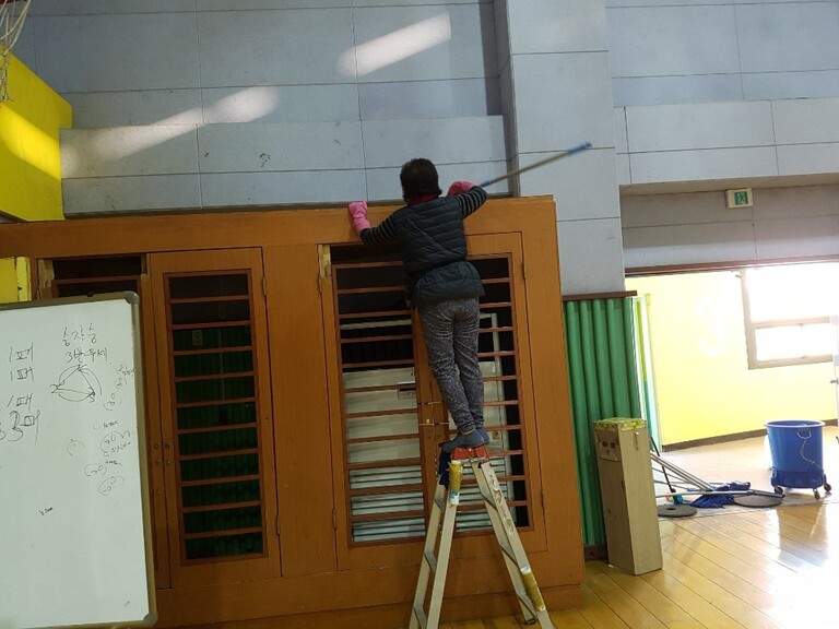 북서울중학교 체육관 내부 대청소