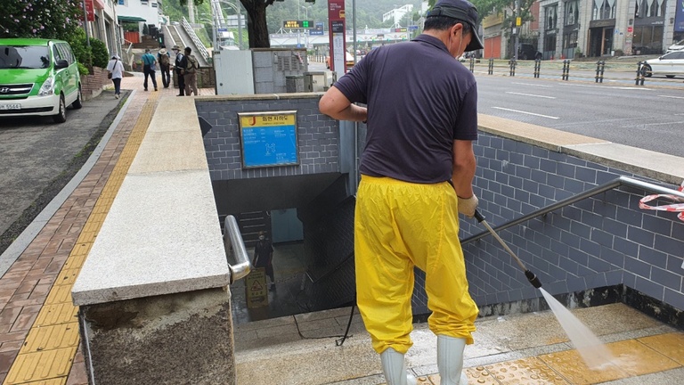 중구청 지하보도 대청소